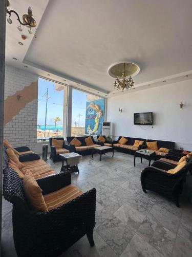 马特鲁港Aros Elbahr的带沙发和吊灯的大型客厅