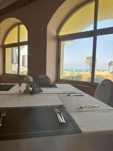 马特鲁港Aros Elbahr的一张桌子,透过窗户可欣赏到海景