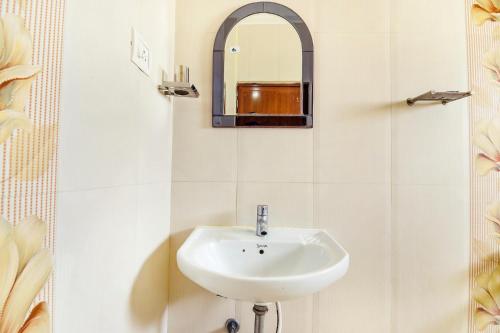 钦奈K HOTELS - CHENNAI AIRPORT的一间带水槽和镜子的浴室
