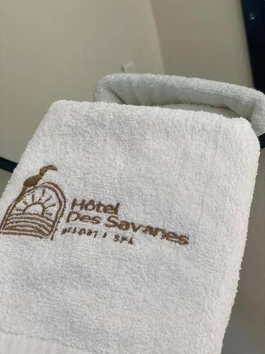 科霍戈Hôtel Des Savanes Korhogo的一条有文字的酒店服务器的毛巾