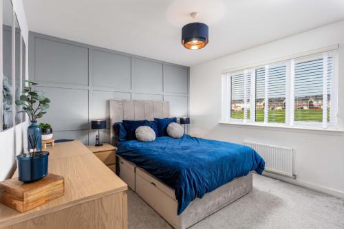 普雷斯蒂克21 Ironfield Lane的卧室配有一张床、一张书桌和窗户。