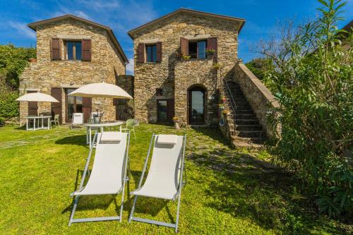 卡萨尔扎利古雷Casale In Vigna, CinqueTerreCoast的享有带椅子和遮阳伞的外部景致。