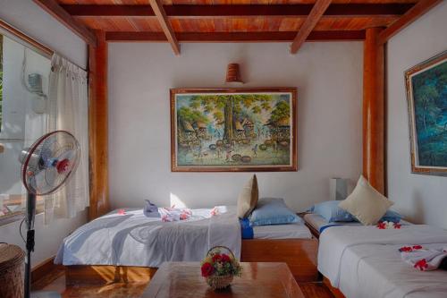 图兰奔玛塔哈里图拉姆本度假潜水及水疗酒店的一间带两张床和一张沙发的客厅