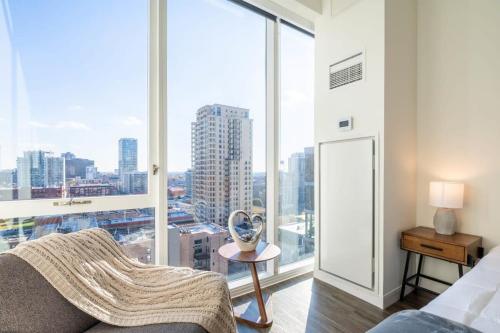 芝加哥3BR Luxury Glass Apartment With Views Pool & Gym的一间卧室设有一张床和一个大窗户