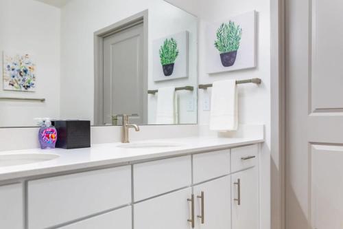 堪萨斯城2BR Luxury New Apartment with Outdoor Pool的白色的浴室设有两个盥洗盆和镜子