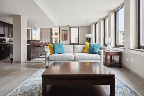 底特律2BR Downtown Luxury Getaway的客厅配有沙发和桌子
