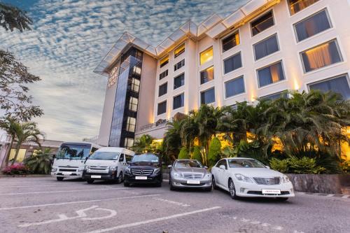 内罗毕内罗毕机场皇冠假日酒店的停在酒店前面的一组汽车