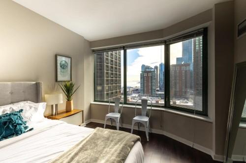 芝加哥2B 2BA Exquisite Apartment With Views, Indoor Pool & Gym by ENVITAE的市景卧室 - 带1张床