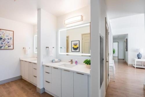 夏洛特3BR Premium Downtown Apartment with Office & Gym的白色的浴室设有水槽和镜子