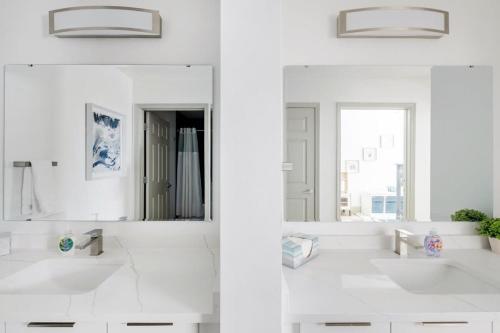 夏洛特4B 3BA Premium Family Apartment with Gym的白色的浴室设有两个盥洗盆和镜子