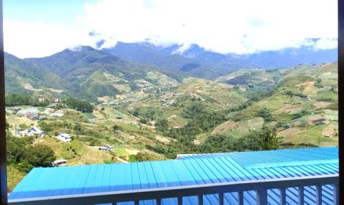 拉瑙D'TERRACE KUNDASANG的享有山脉美景,设有蓝色屋顶