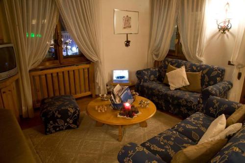 科尔蒂纳丹佩佐Casa Viola的客厅配有沙发和桌子
