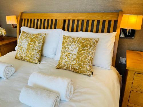 奥平顿Luxury Stay的一张带白色和金色枕头的床