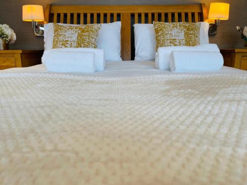奥平顿Luxury Stay的一张配有白色床单和枕头的大床