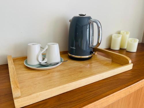 奥平顿Luxury Stay的柜台上木制托盘上的咖啡壶