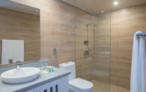 蓬塔卡纳whala!urban punta cana的浴室配有卫生间、盥洗盆和淋浴。