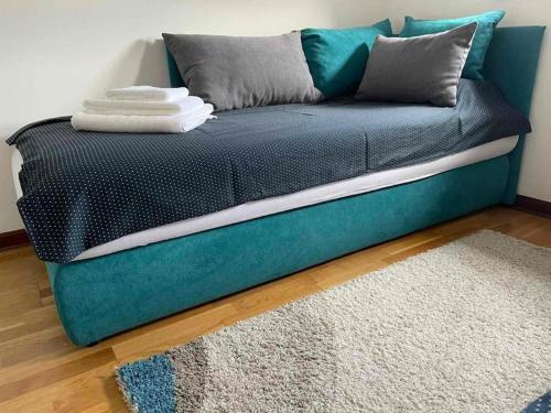 查查克Apartman Ares的地毯房间里一张蓝色的沙发