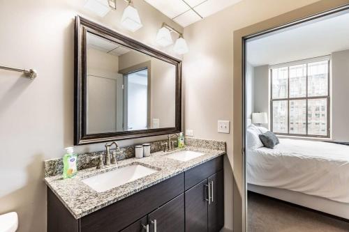 巴尔的摩2BR Luxury Apartment With Rooftop Deck & Pool的一间带两个盥洗盆和大镜子的浴室