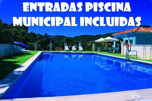 胡斯卡尔AR Alojamiento Rural的一个带有文本覆盖的游泳池的图像