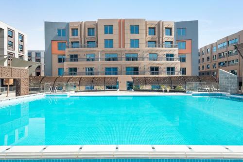 开罗Radisson Residences Cairo Heliopolis的大楼前的大型游泳池