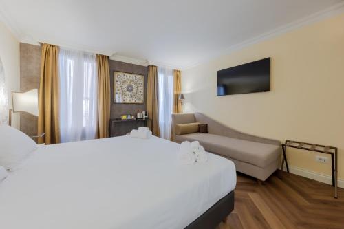 威尼斯286 Piazza San Marco的酒店客房,配有床和沙发