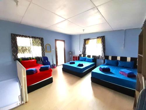 拉瑙D'TERRACE KUNDASANG的客厅配有两张沙发和一张沙发