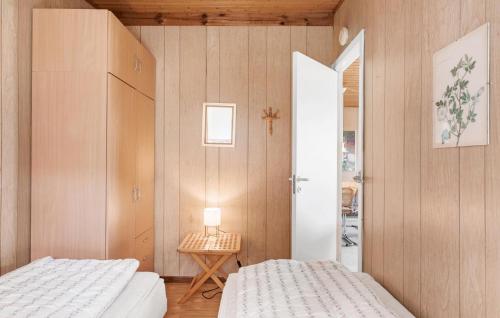 斯图伯克宾Awesome Home In Stubbekbing With 3 Bedrooms And Wifi的一间卧室配有两张床和一张桌子