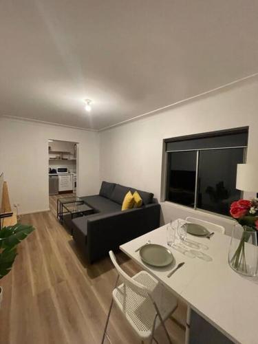 悉尼Close to city 2 Bedroom House Surry Hills的客厅配有沙发和桌子