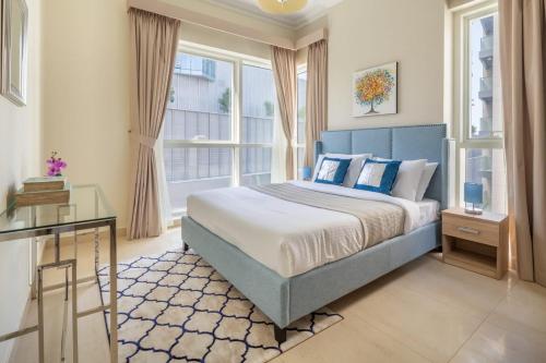 迪拜Frank Porter - Mon Reve的一间卧室设有蓝色的床和窗户。