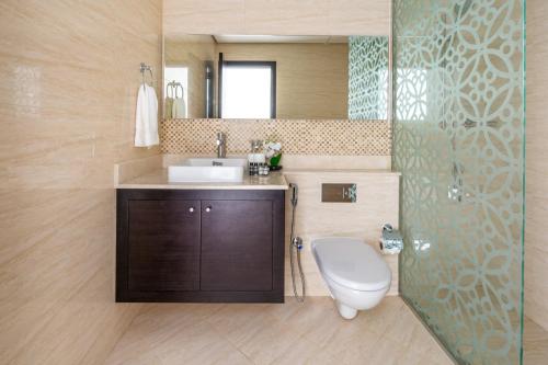 迪拜Frank Porter - Mon Reve的浴室配有卫生间、盥洗盆和淋浴。