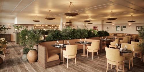 巴塞罗那Borneta的一间设有桌椅的餐厅,种植了植物
