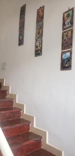 亚的斯亚贝巴LEYO FURNISHED APARTMENTS的楼梯箱墙上的三张照片