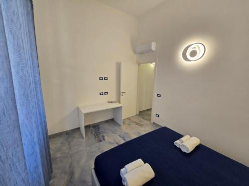 切萨雷奥港ALG Apartments con Parcheggio的小房间设有一张床和一张书桌