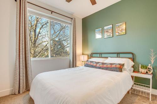 丹佛Modern Denver Vacation Rental with Rooftop Deck!的一间卧室设有一张床和一个大窗户
