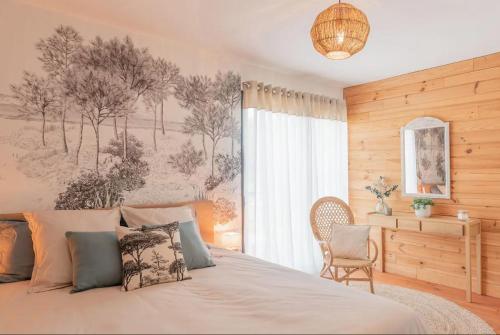 Onesse-et-LaharieLa Grange du Coulin的一间卧室设有一张大床和一个窗户。
