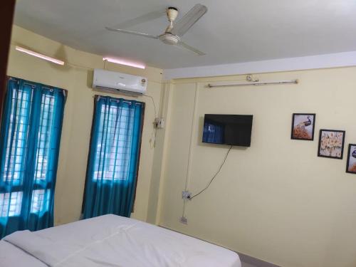 布莱尔港Amaravathi hotel and restaurant的一间医院间,配有床和2个窗户