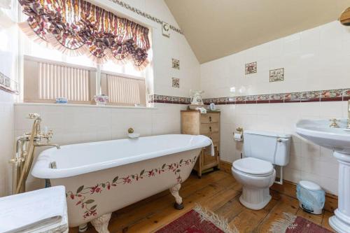 伍尔弗汉普顿Beautiful country cottage for 8 - great staycation的带浴缸、卫生间和盥洗盆的浴室