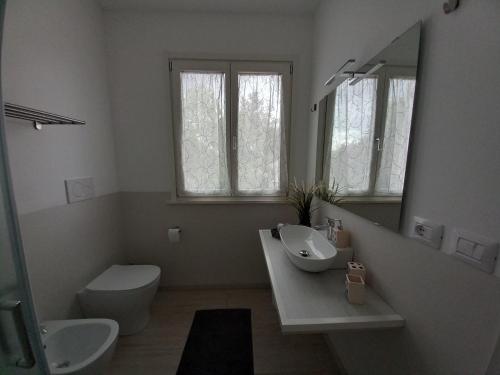 卡托利卡B&B IL NIDO的一间带水槽、卫生间和镜子的浴室