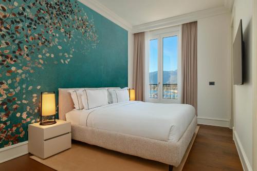 蒂瓦特Porto Palace的一间卧室设有一张床和一个大窗户