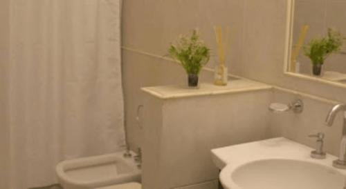 圣地亚哥-德尔埃斯特罗Moderno y Cómodo - Opción justa para sentirse como en casa的白色的浴室设有卫生间和水槽。