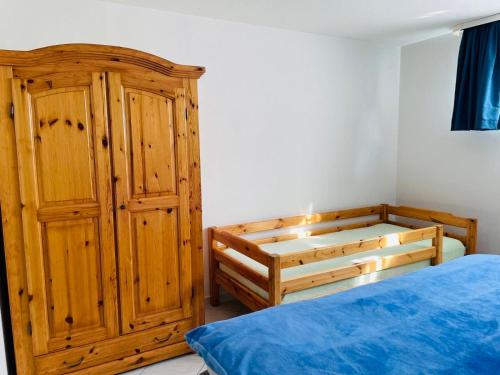 策勒Ferienwohnung Behrens的一间卧室配有一张床和一个木制橱柜