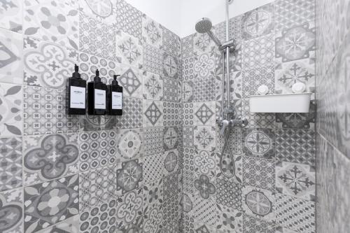 LajitaLa Lajita Barca Beach的浴室的墙上装有两瓶葡萄酒