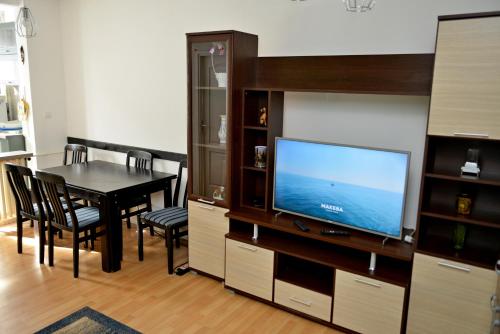 ZemunThree Aces Apartment的客厅配有餐桌和平面电视。