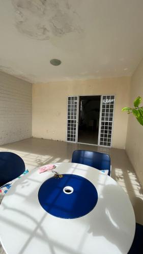 奥林达Casa Olinda的一间设有白色桌子和两把蓝色椅子的房间