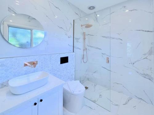 Mont AlbertLuxury Designer Home Villa Surrey Hills的白色的浴室设有水槽和镜子