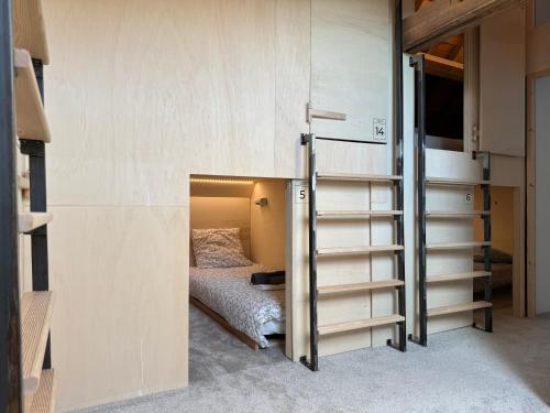 滨海利翁LES BRIQUES的小房间设有一张床和一张双层床