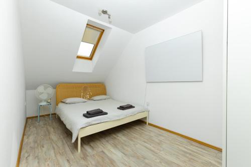 博维茨Svarun apartment的白色卧室配有床和镜子
