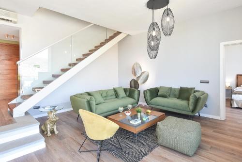 大加那利岛拉斯帕尔马斯Los Lagos 37 by VillaGranCanaria的客厅配有两张绿色沙发和一张桌子
