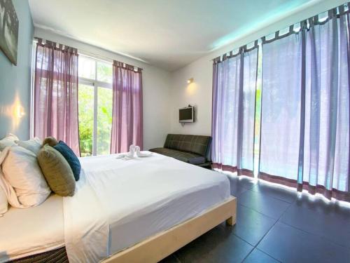艾库玛尔Big 5BR Home for an epic time in Riviera Maya的卧室设有白色大床和窗户。