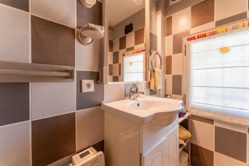 圣雷米普罗旺斯L'orangerie的一间带水槽和镜子的小浴室